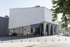 Budynek DK-Oskard, widok na elewację z lewej strony.