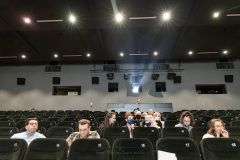 Grupa osób na sali kinowej CKiS-DK oskard.